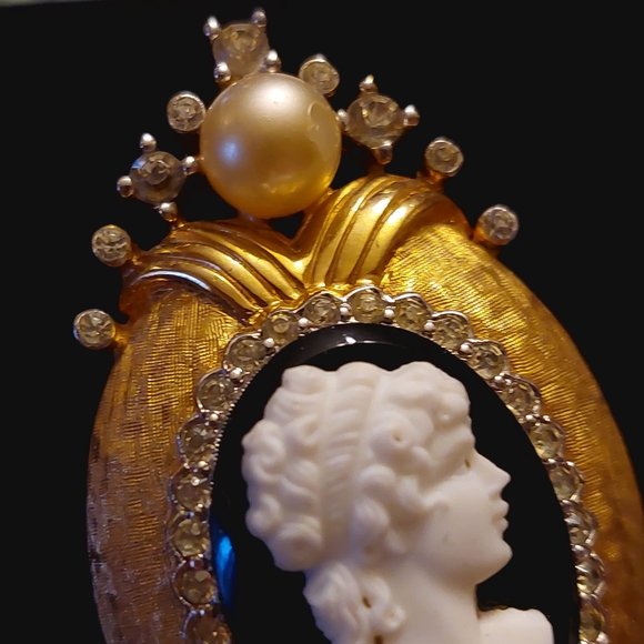 COPY - Victorian Revival Goldtone Cameo Brooch with Faux Pearl and Bright Rhine… - Picture 4 of 12